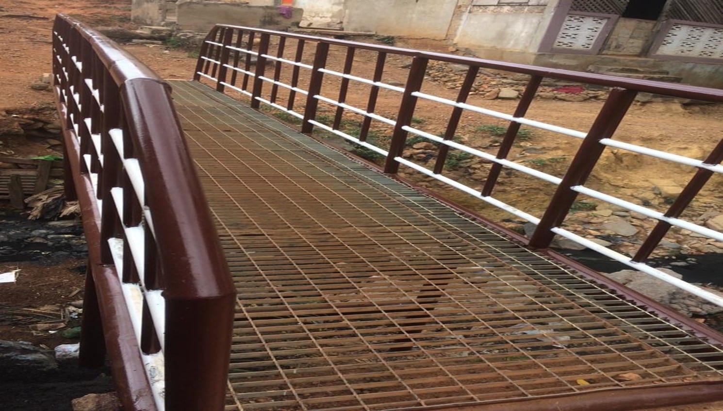 Construction of footbridge at Tutuka Tiatiaso